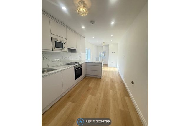 Flat, Warwick Road, Barnet photo 5
