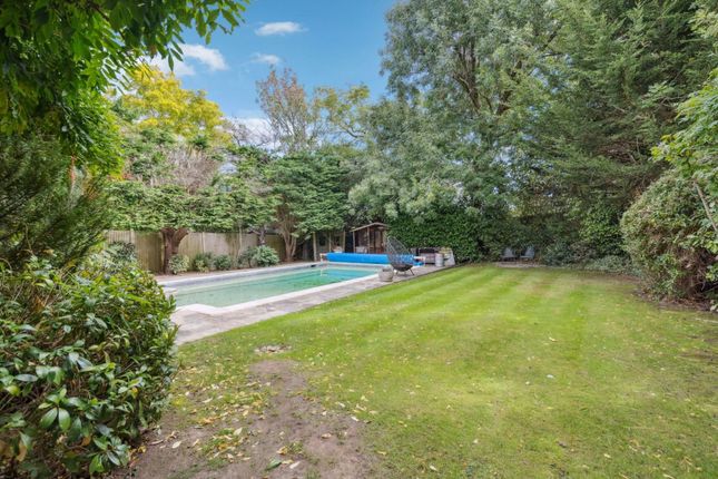 25 Finch Lane, Bushey photo 4