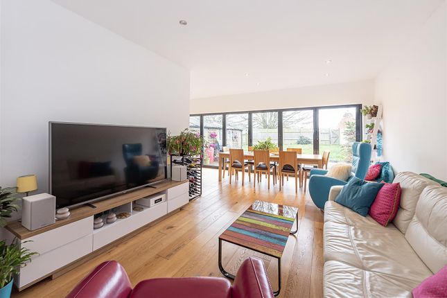 20, Longacres, St Albans photo 3
