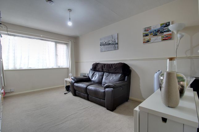 2 Dores Court, Swindon photo 3