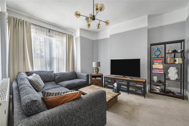 27, Hillreach, Woolwich photo 3