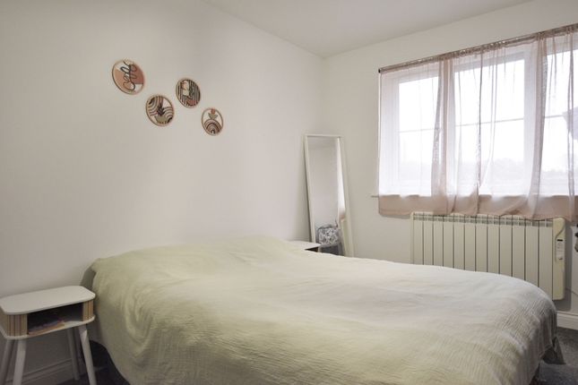 Flat 10, Tenney House Curzon Drive, Grays photo 3