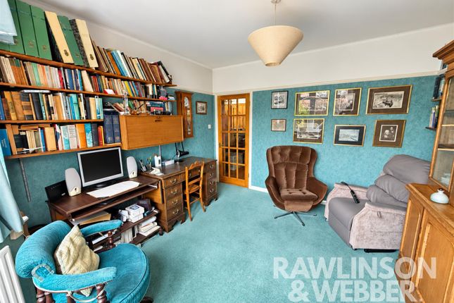 86, Merton Way, West Molesey photo 4