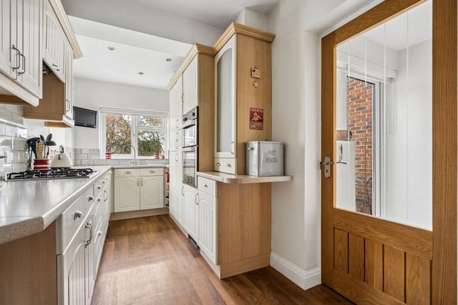3 Eastfield Avenue, Watford photo 5
