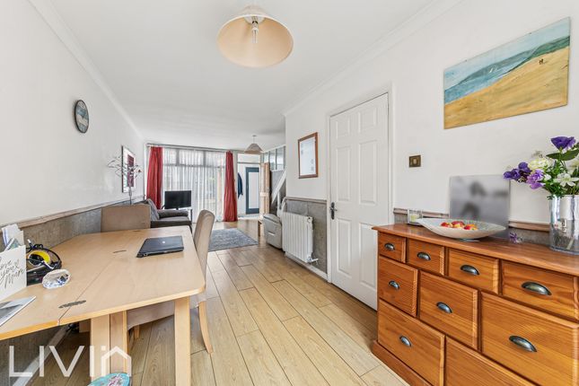 5 Lawdons Gardens, Croydon photo 3