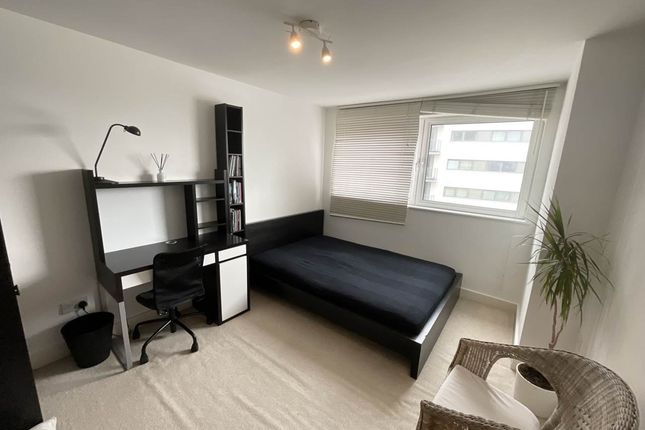 410, Fathom Court, London photo 5
