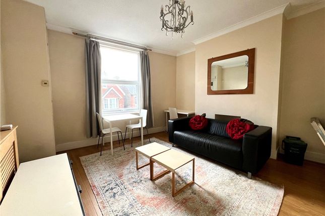 Flat 3, 41, Farnham Road, Surrey photo 2
