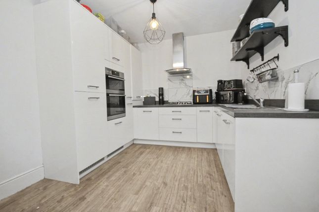 10, Kirkstall Close, West Yorkshire photo 4