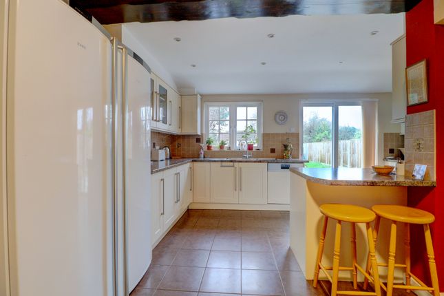 27, Plomer Green Lane, High Wycombe photo 4