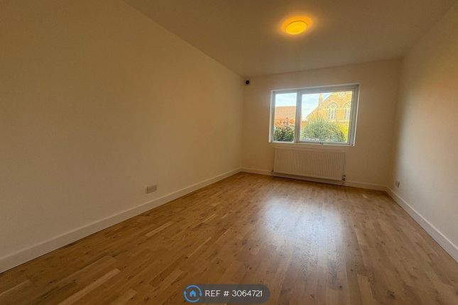 Flat, Sherbrook House Ballards Lane, London photo 5