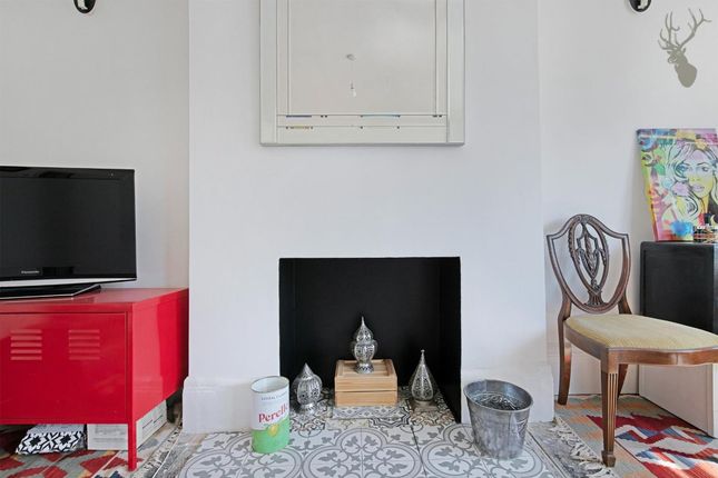 Flat 2, 18 Warren Road, London photo 4