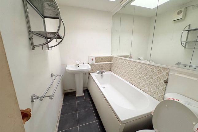 5a, Fettes Road, CRANLEIGH photo 2
