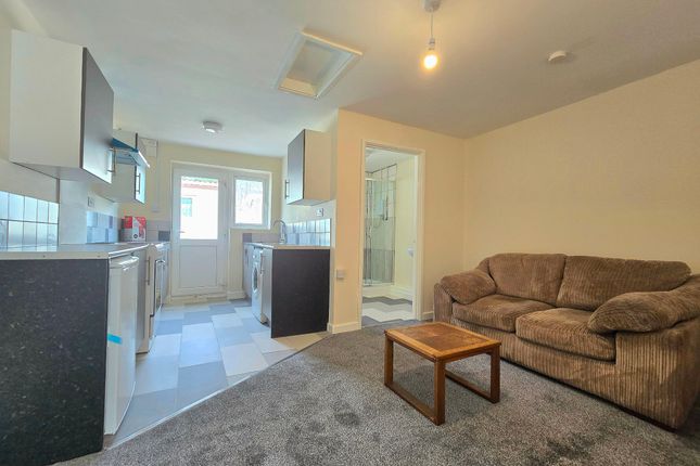 Bungalow to rent in Farnham Road, Liss