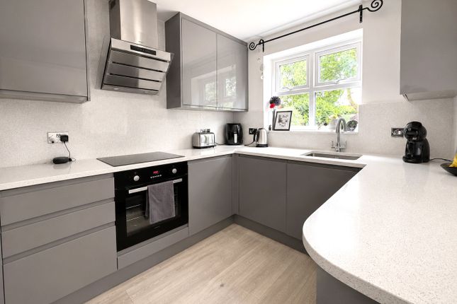 15, Derry Close, Aldershot photo 2
