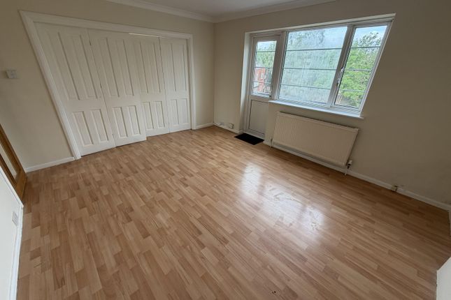 25, Garden Close, Ruislip photo 3