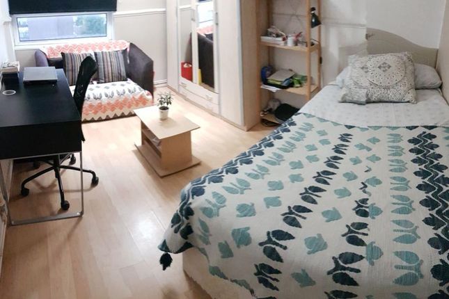 Flat 70, St. Aubins Court, London photo 2