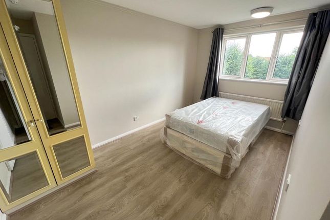 Room to rent in St. Marys Square, Newmarket