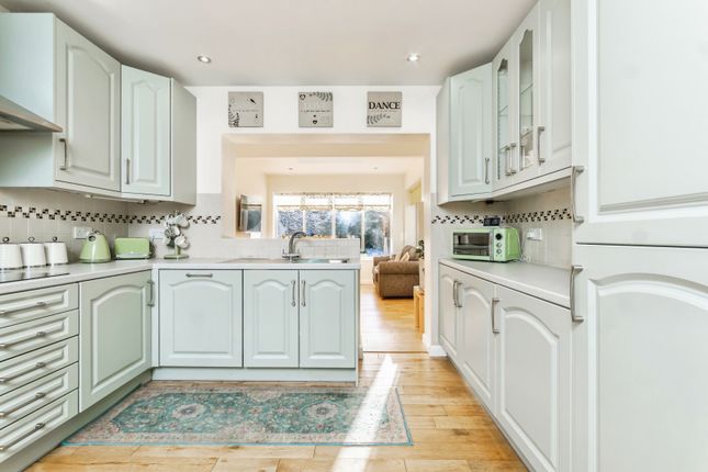 36, Manor Avenue, Surrey photo 3