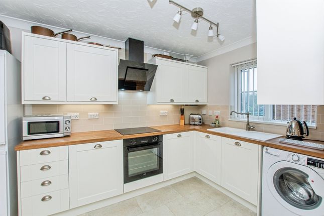 13, Sandringham Court, Spalding photo 4