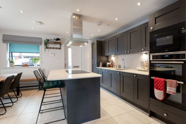 7 Forge Close, Stratford-Upon-Avon photo 3