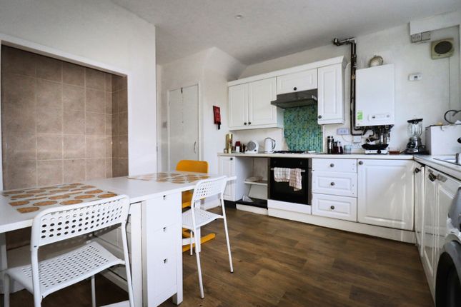 8, Romsey Gardens, Bradford photo 5