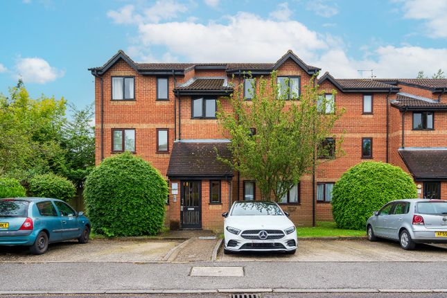 Flat to rent in Courtlands Close, Watford
