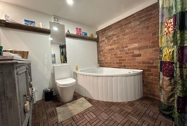 Ensuite Bathroom.Jpg
