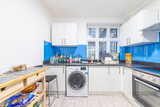 Flat for sale in Wendover Court, Childs Hill, London