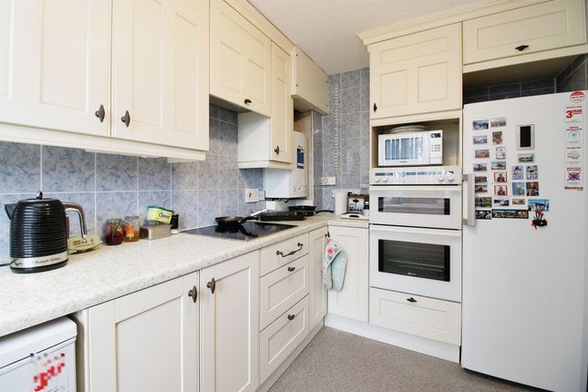 Flat for sale in Grand Avenue, Worthing