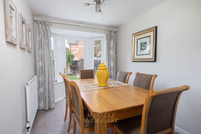 1 Bisham Close, Crawley photo 4