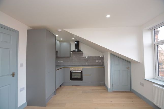 (LettsPay) Flat 4,, 29a High Street, Ascot photo 4