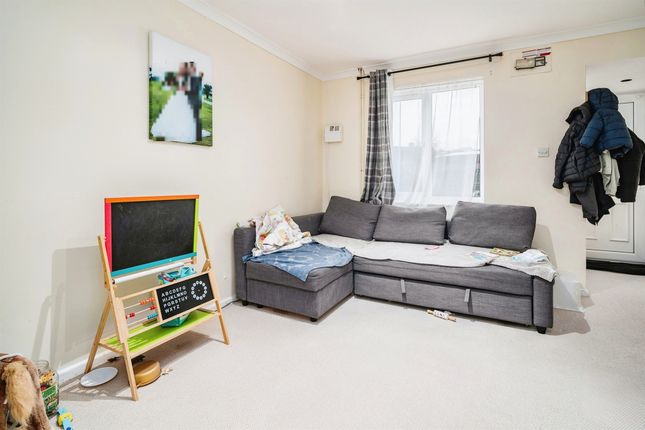 End terrace house for sale in Larkspur Gardens, Luton
