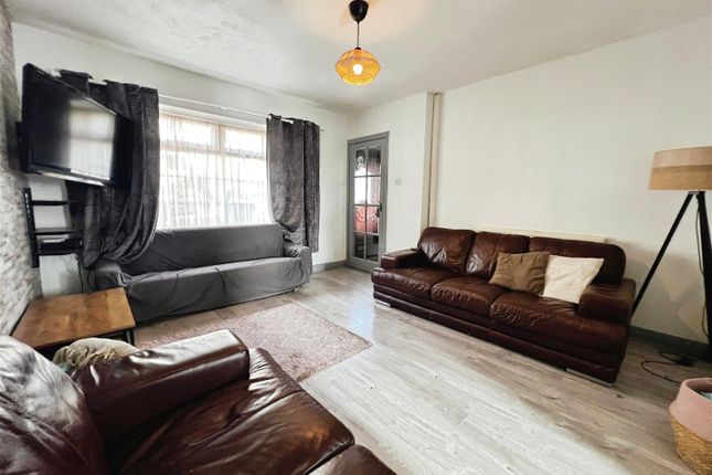 2, Botany Avenue, Bradford photo 2