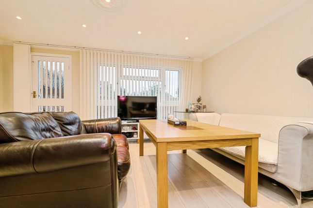 16, Limes Avenue, Essex photo 3