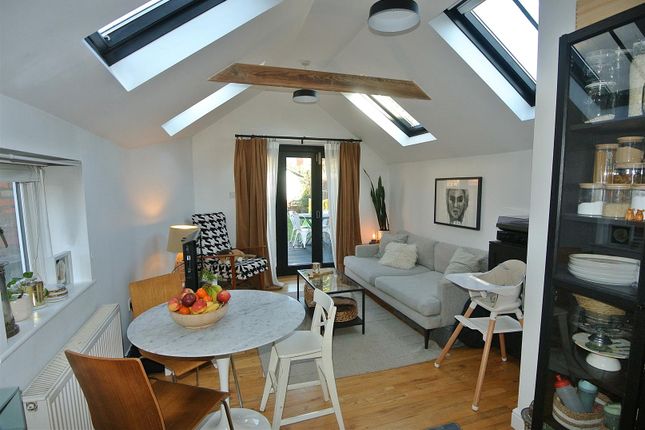 13, Middle Hill, Englefield Green photo 2