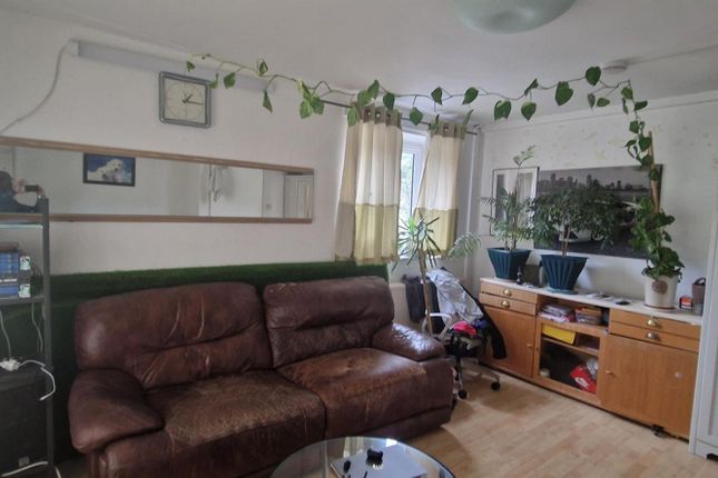 16, Holford House, Manor Estate, London photo 2