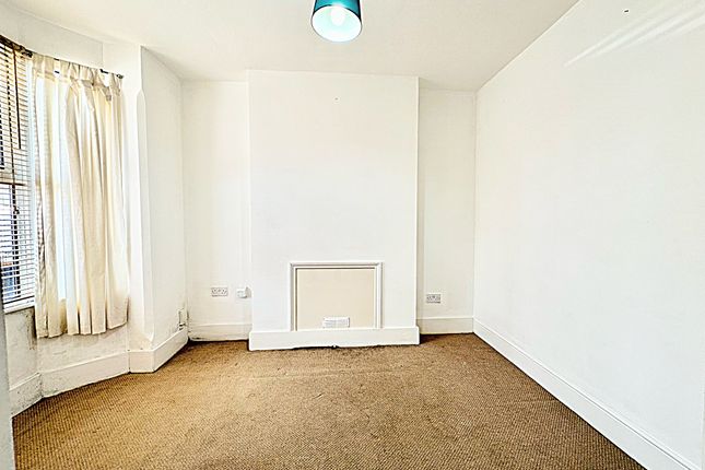 Terraced house to rent in George Street, Bedford