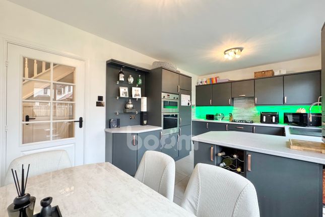 28, Patrickbank Wynd Elderslie, Johnstone photo 3