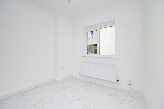 35, Dunraven Avenue, Bedfordshire photo 2
