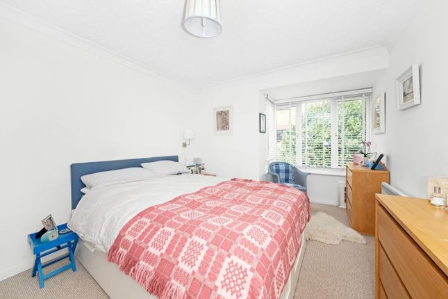 Flat to rent in Linwood Close, Camberwell, London