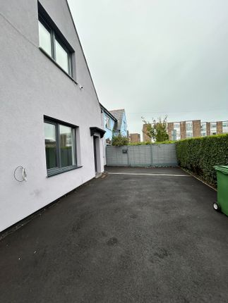 17, Clarke Street, Cardiff photo 3