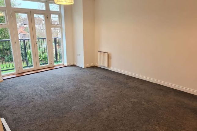 Flat for sale in Mayfair Court, Stonegrove, Edgware, Middlesex