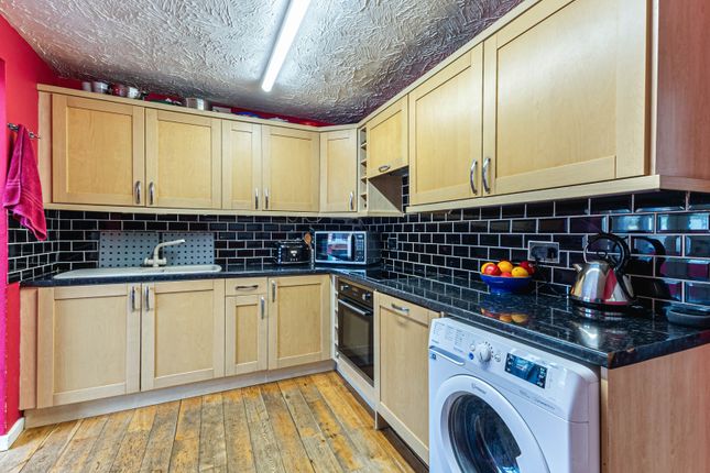 6 Rowan Court, Wakefield photo 5