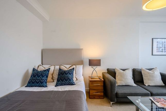 Flat 68, 39 Hill Street, Mayfair photo 3
