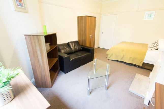 Flat to rent in St Johns Terrace, Leeds