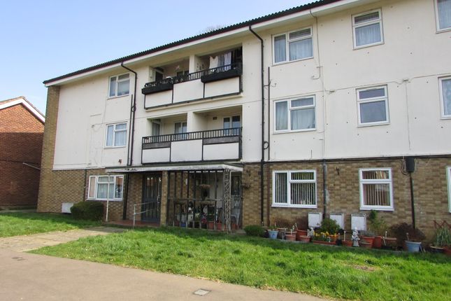 Thumbnail Flat for sale in Briardale, Stevenage
