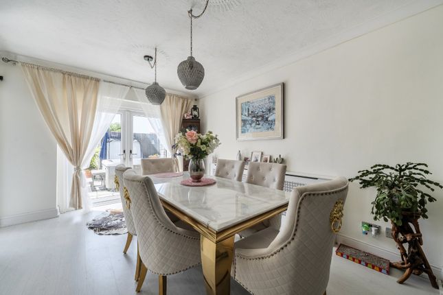 18, Stour Valley Close, Canterbury photo 3