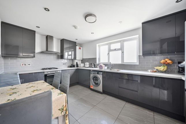 17 FRANKLIN AVENUE, Slough, Slough photo 3