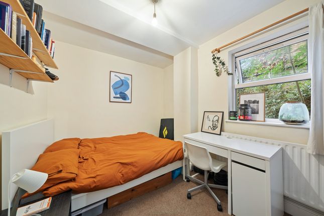 Flat to rent in Alexandra Grove, London