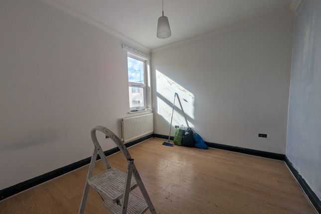 2 Flat 3,, Prout Grove, London photo 2